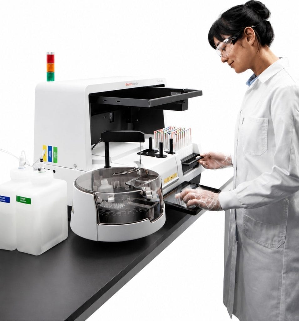 Specialist de laborator lucrand la un analizor Phadia 200 pentru testarea IgE specifica ImmunoCAP